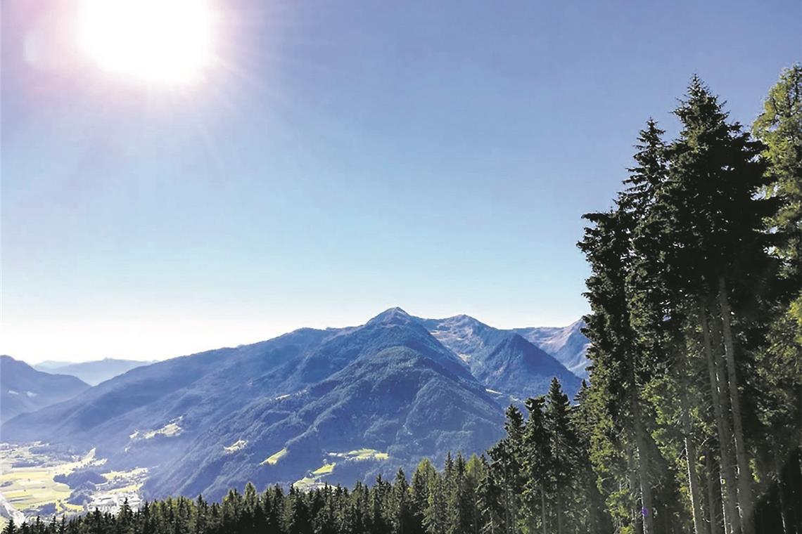 „Klasse Fahrt“ nach Südtirol Wunderschöne Aussicht ins Tal nach der Wanderung auf den Gipfel des „Rosskopf“ in Südtirol. Foto: privat