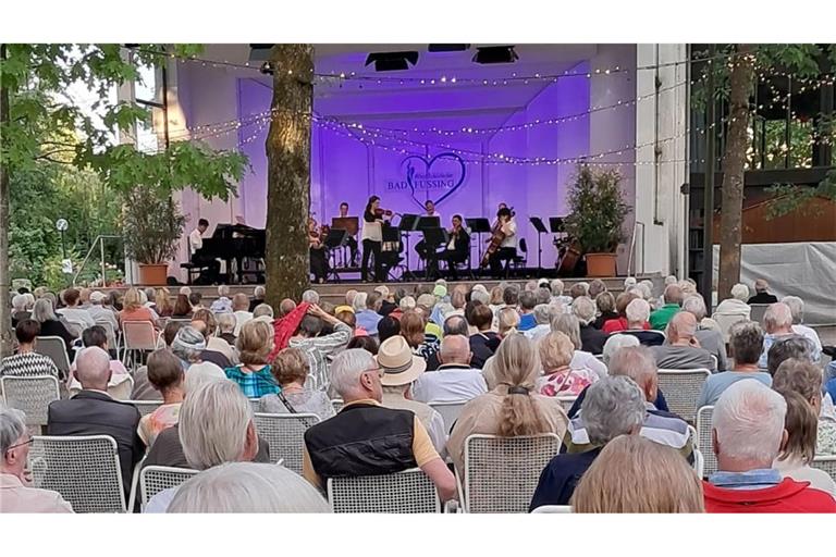 Wunschkonzert im Kurpark in Bad Füssing. Viele der älteren Einwohner zieht es her. Für sie wird jeden Tag ein Programm geboten.