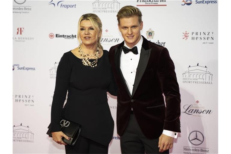 Wurde im Beisein seiner Mutter Corinna in Frankfurt ausgezeichnet: Formel-2-Pilot Mick Schumacher. Foto: Frank Rumpenhorst/dpa