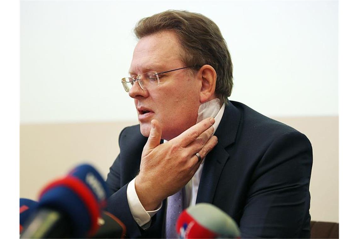 Neue Todesdrohungen gegen Politiker nach Lübcke-Mord Wurde im November 2017 mit einem Messer angegriffen und am Hals verletzt: Andreas Hollstein, Bürgermeister von Altena. Foto: Oliver Berg/Archiv
