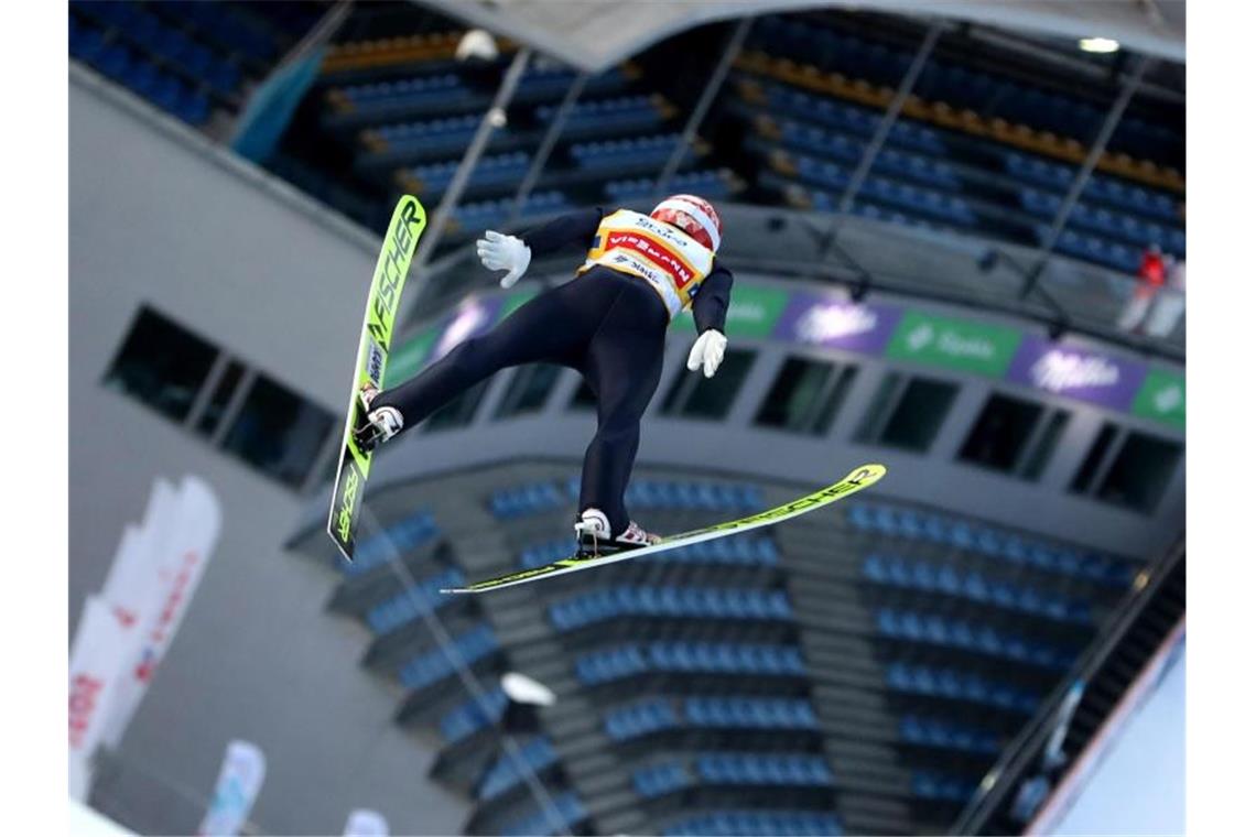 Deutsches Skisprung-Team holt gleich Podestplatz Wurde mit den deutschen Adlern im Teamspringen Zweite: Markus Eisenbichler in Aktion. Foto: Grzegorz Momot/PAP/dpa