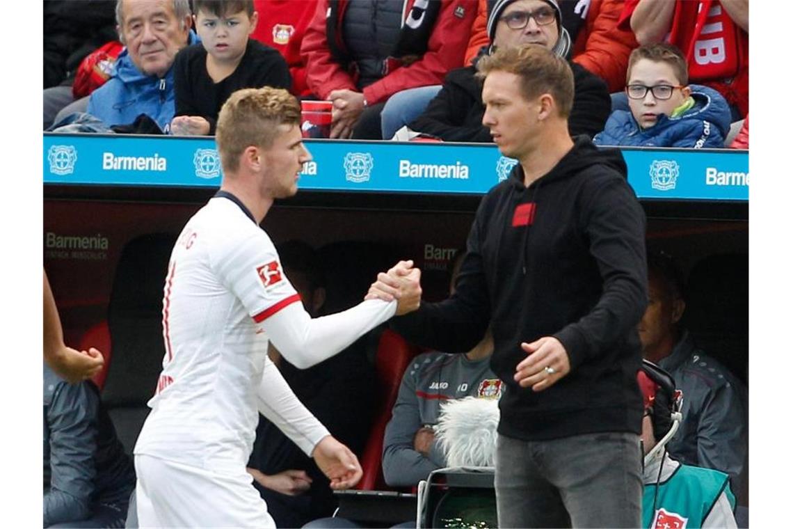 Wurde nach einer Stunde von Leipzigs Trainer Julian Nagelsmann (r) ausgewechselt: Timo Werner (l). Foto: Roland Weihrauch/dpa