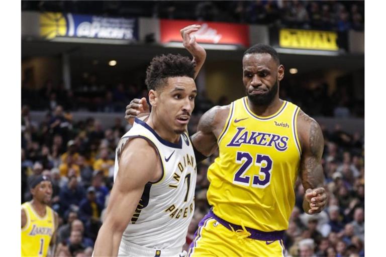Wurde positiv auf das Coronavirus getestet: Malcolm Brogdon (l) von den Indiana Pacers. Foto: Michael Conroy/AP/dpa