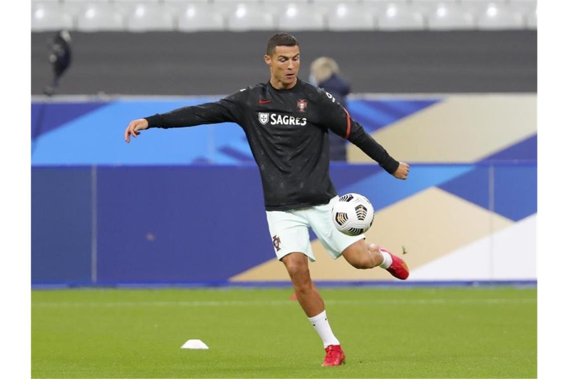 Wurde positiv auf das Coronavirus getestet: Portugals Fußballstar Cristiano Ronaldo wärmt sich auf. Foto: Thibault Camus/AP/dpa