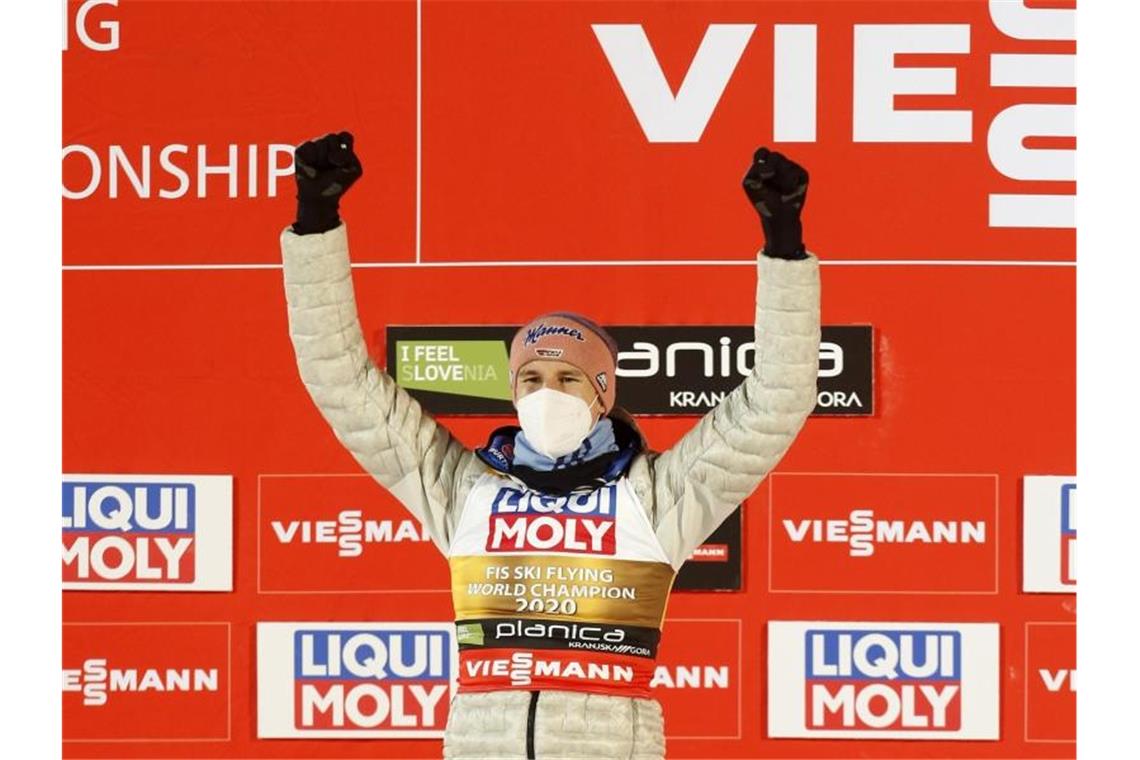 Skiflug-Weltmeister Geiger mit Corona infiziert Wurde positiv auf das Coronavirus getestet: Skiflug-Weltmeister Karl Geiger. Foto: Darko Bandic/AP/dpa