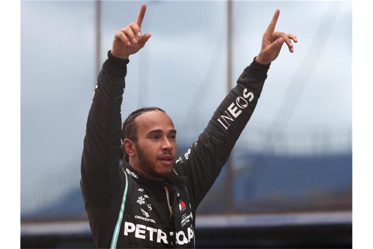 Wurde von der englischen Königin zum Ritter geschlagen - zumindest virtuell: Lewis Hamilton. Foto: Tolga Bozoglu/POOL EPA/AP/dpa