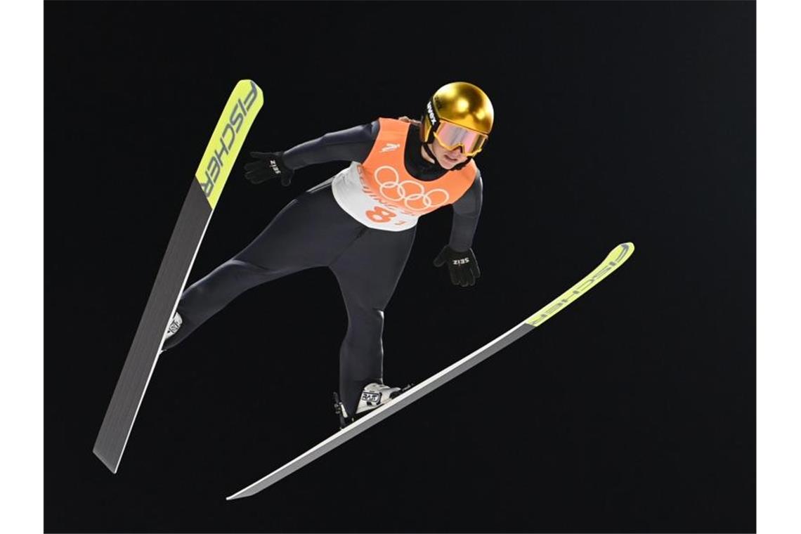 Althaus weint nach Disqualifikation: Skisprung-Mixed raus Wurde wegen eines nicht regelkonformen Anzugs disqualifiziert: Katharina Althaus Aktion. Foto: Angelika Warmuth/dpa