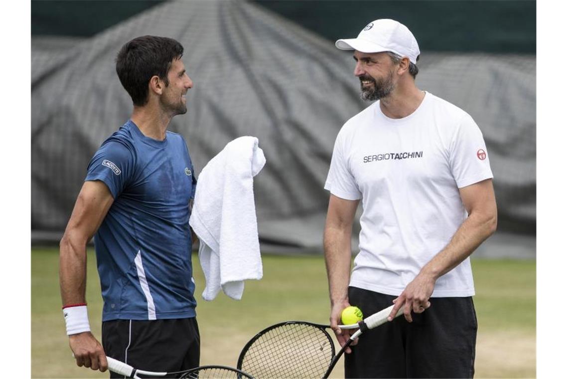 Wurden beide positiv auf das Coronavirus getestet: Novak Djokovic (l) und Goran Ivanisevic. Foto: Peter Klaunzer/KEYSTONE/dpa