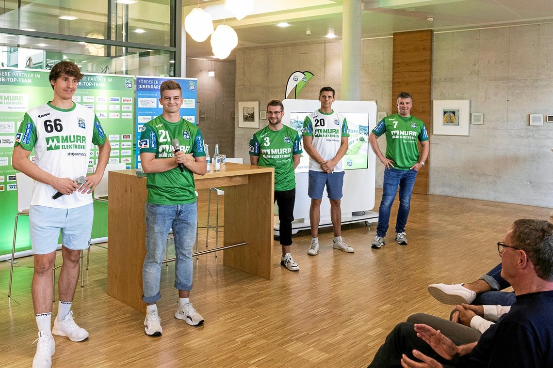 HC Oppenweiler/Backnang: Spätestens in drei Jahren in Liga zwei Wurden ihm Rahmen des Sponsorentreffens offiziell vorgestellt: Die Zugänge Marc Godon, Martin Schmiedt, Daniel Schliedermann, Tim Dahlhaus und Alexander Schmid (von links). Foto: Dietmar van der Linden
