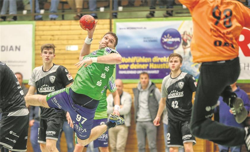 Wurden von Dansenbergs starkem Keeper Kevin Klier immer wieder am Torerfolg gehindert: Jonathan Fischer und die HCOB-Kollegen. Foto: A. Becher