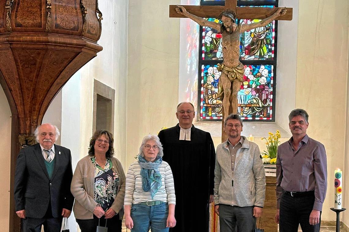 Wurden von Dekan Rainer Köpf (Mitte) in ihr Amt als ortskirchliche Vertretung eingeführt: Manfred Schaible (von links), Petra Kircher, Sabine Hörmann, Andreas Mehnert und Karl-Heinz Buth. Foto: privat