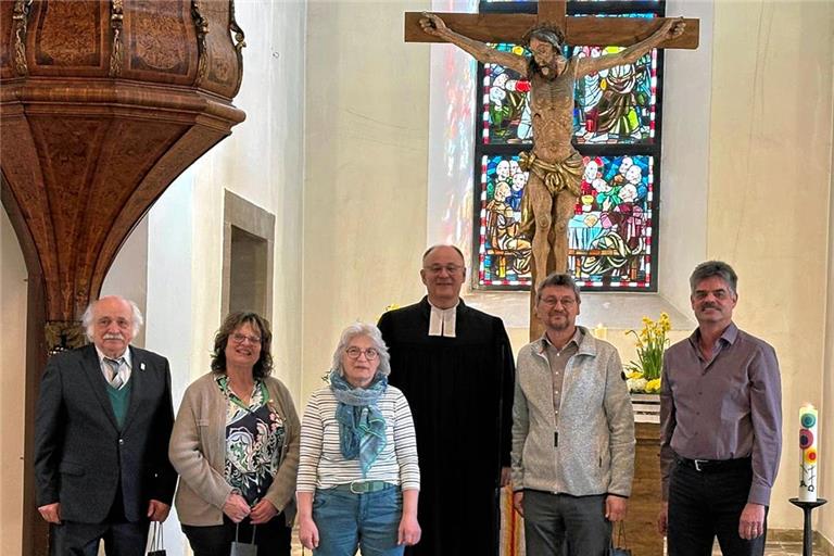Wurden von Dekan Rainer Köpf (Mitte) in ihr Amt als ortskirchliche Vertretung eingeführt: Manfred Schaible (von links), Petra Kircher, Sabine Hörmann, Andreas Mehnert und Karl-Heinz Buth. Foto: privat