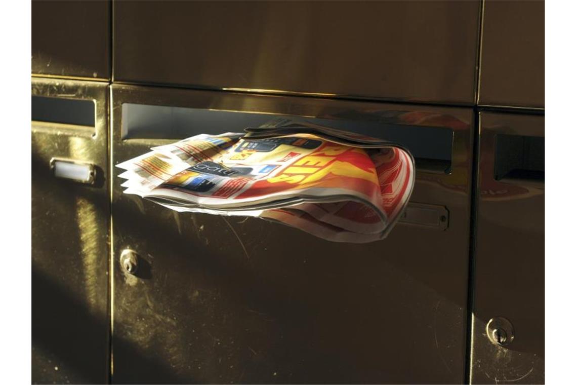 Wurfsendungen in einem Briefkasten. Foto: Jens Kalaene/dpa-Zentralbild/dpa