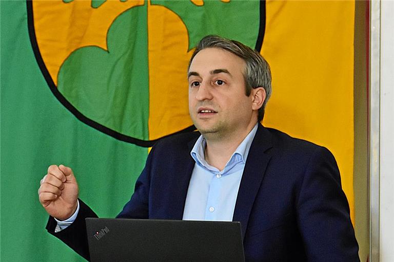 Wusste eine sehr gut besuchte Gemeindehalle hinter sich: Für Max Schäfer (erste Stuhlreihe rechts) war es der erste Bürgerempfang im Amt des Spiegelberger Bürgermeisters. Fotos: Tobias Sellmaier