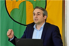 Wusste eine sehr gut besuchte Gemeindehalle hinter sich: Für Max Schäfer (erste Stuhlreihe rechts) war es der erste Bürgerempfang im Amt des Spiegelberger Bürgermeisters. Fotos: Tobias Sellmaier