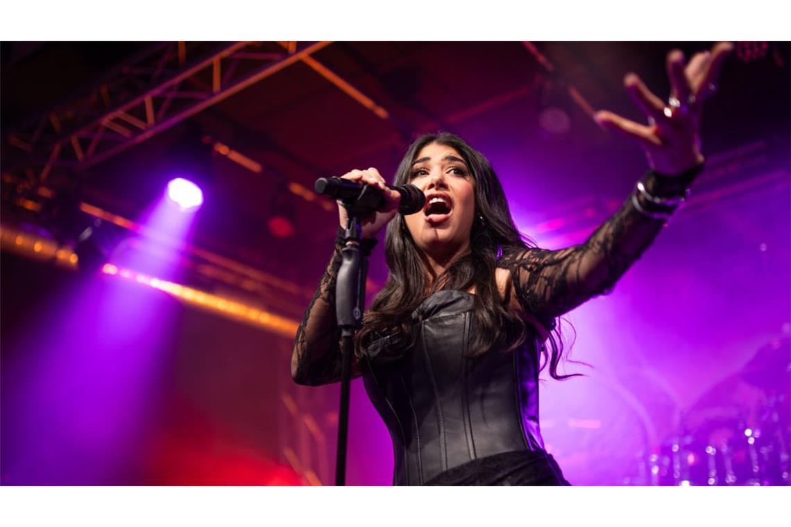 Xandria-Sängerin&nbsp;Ambre Vourvahis überzeugt mit ihrem großen Stimmumfang.