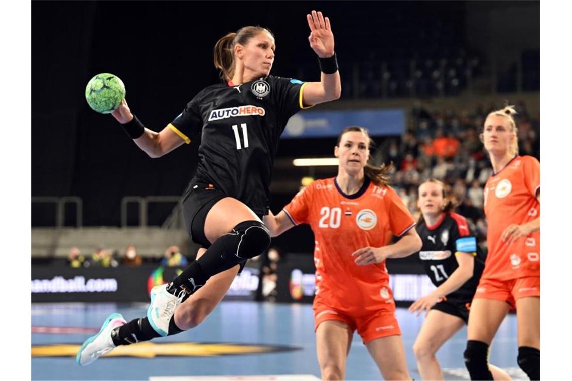 DHB-Frauen nach Niederlande-Duell mit starkem Zeichen Xenia Smits (l) kommt zum Wurf auf das Tor der Niederländerinnen. Foto: Federico Gambarini/dpa
