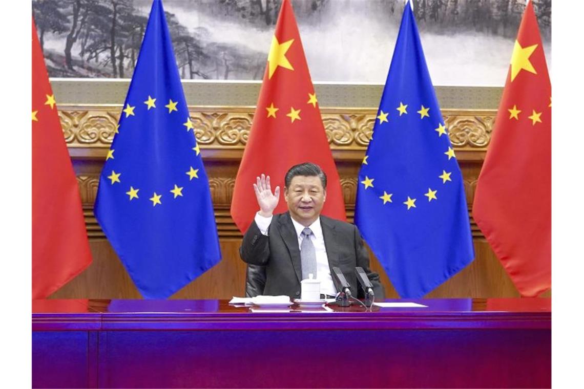 Xi Jinping, Präsident von China, winkt bei einer Videokonferenz mit der EU. Foto: Li Xueren/Xinhua/AP/dpa