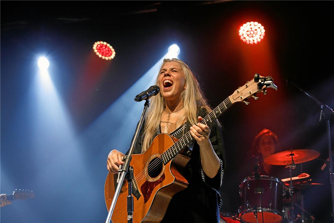 Frauen- und friedensbewegter Schlusspunkt beim Sommerpalast in Murrhardt Yael Deckelbaum hat Power und klare Botschaften. Foto: Jörg Fiedler