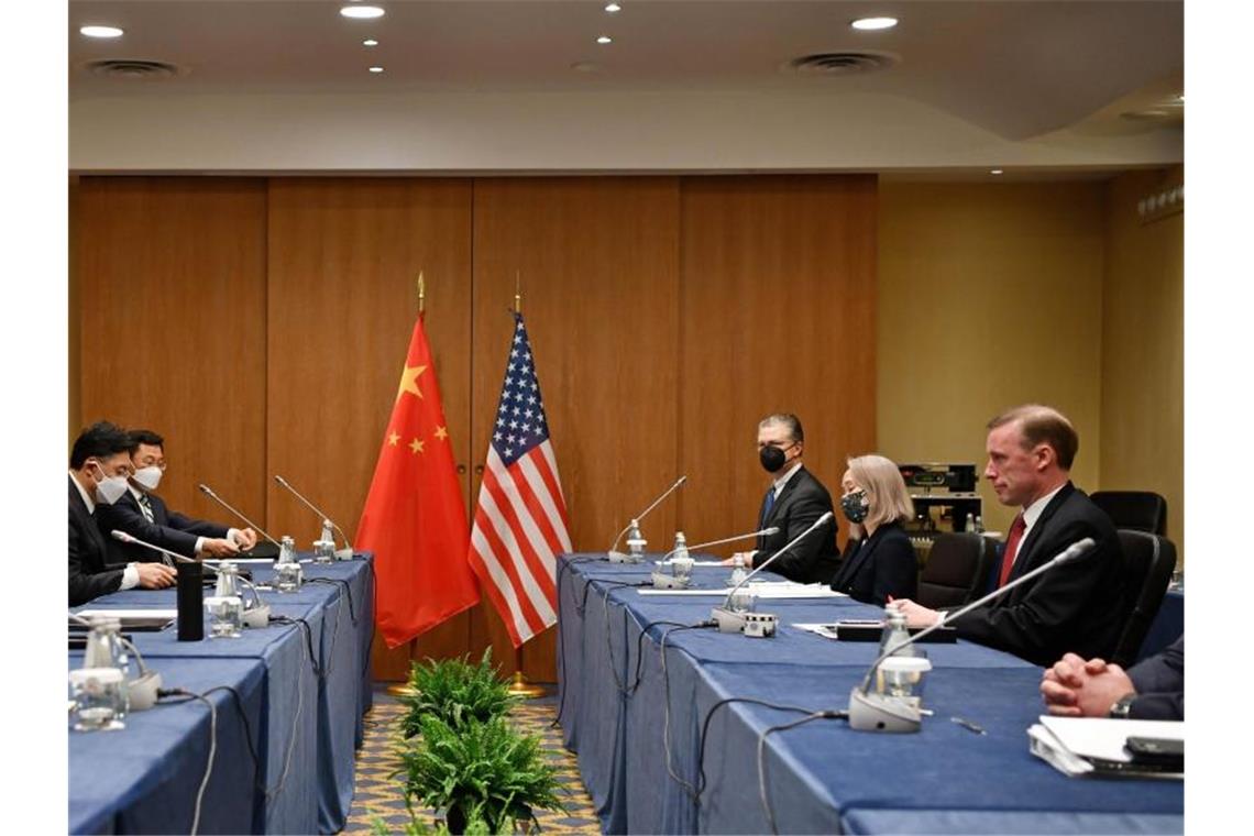 USA drohen China bei Hilfe an Russland Yang Jiechi (1. v. l.) trifft sich am 14. März 2022 in Rom, mit dem nationalen Sicherheitsberater der USA, Jake Sullivan. Foto: Jin Mamengni/XinHua/dpa