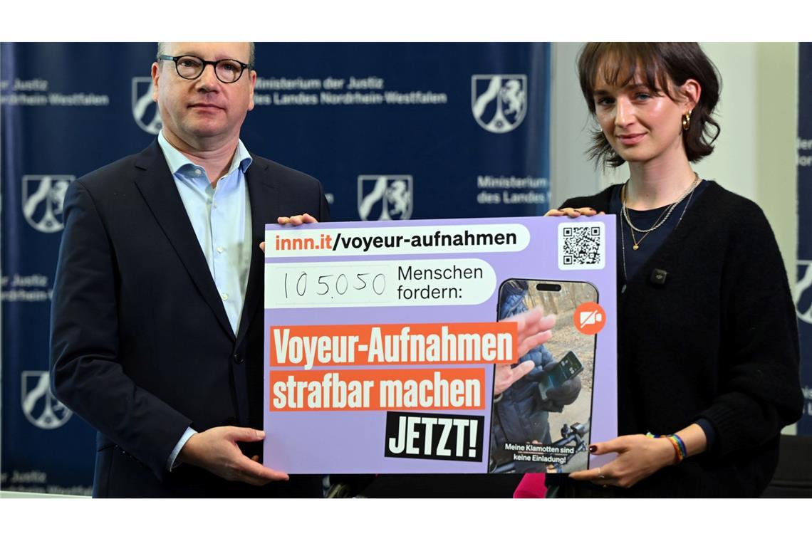 Kölnerin will Voyeur-Aufnahmen strafbar machen Yanni Gentsch hat die Petition an NRW-Justizminister Benjamin Limbach übergeben.