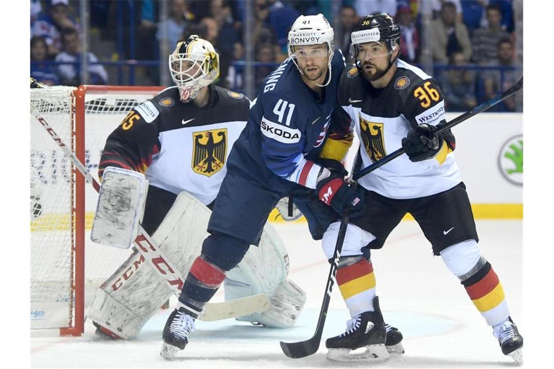 Stark verbessert, aber sieglos: DEB-Team verliert gegen USA Yannic Seidenberg (r) und US-Spieler Luke Glendening im Zweikampf vor dem deutschen Tor. Foto: Monika Skolimowska