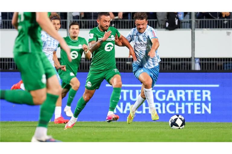 Yannick Glessing (re.) im Laufduell gegen Offenbachs Robin Krauße&nbsp;– der dynamische Offensivmann der Stuttgarter Kickers setzte im Schlagerspiel entscheidende Akzente.