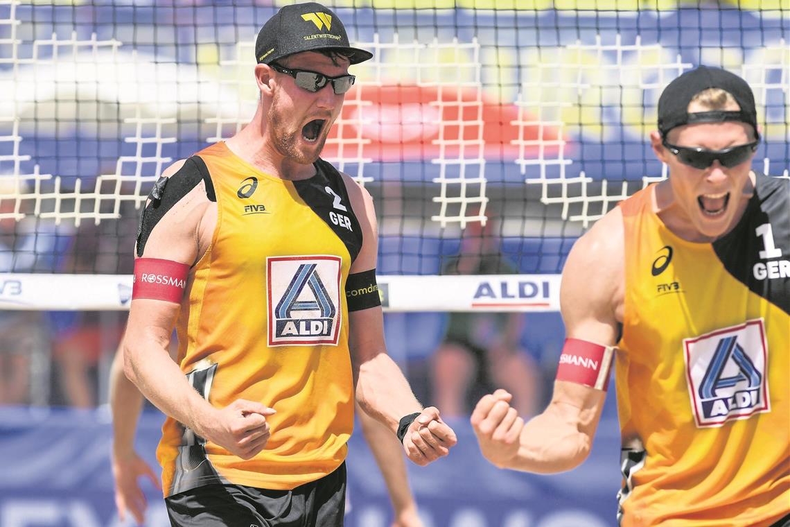 Harms und Partner überstehen die Gruppenphase Yannick Harms (links) freut sich über den 2:0-Erfolg und übers Weiterkommen. Foto: Imago