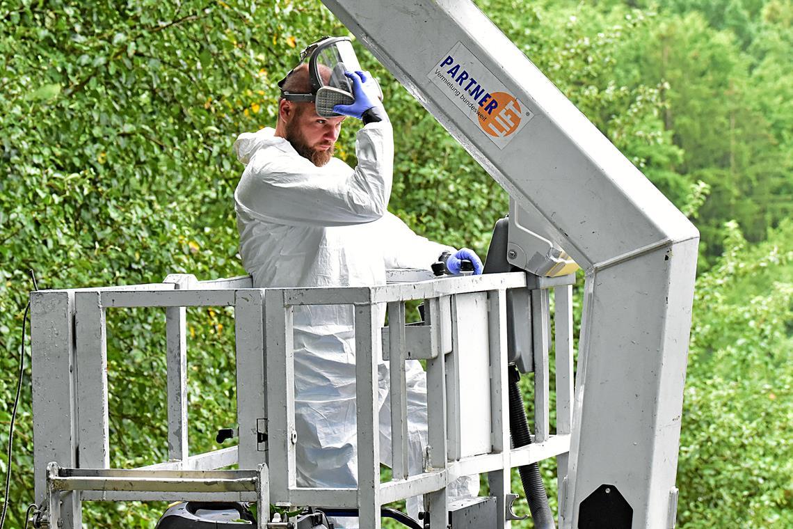 Auenwald kämpft gegen die Eichenprozessionsspinner Yannick Lang trägt Schutzkleidung und Atemschutzmaske, wenn er, wie hier am Spielplatz Zwiebelberg, Nester einsaugt. Fotos: Tobias Sellmaier