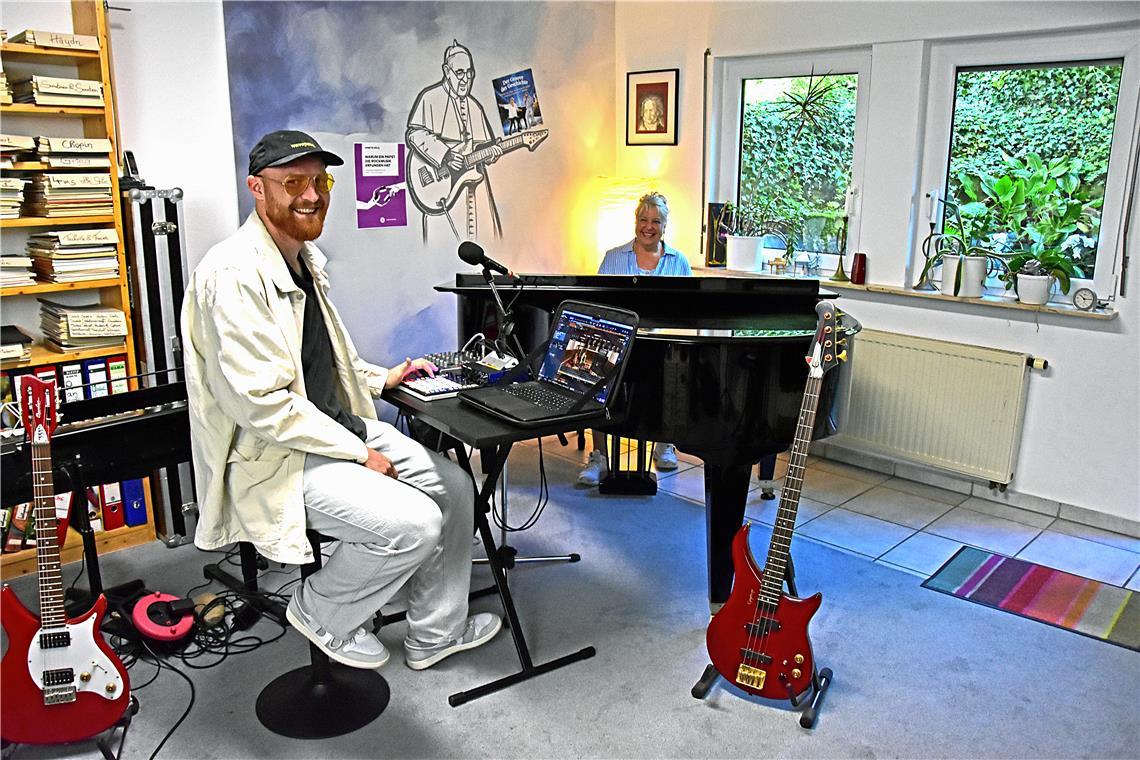 Musikalische Schleifen von Bach bis Sido Yannick-Noah und Annette Hölzl arbeiten gemeinsam im Proberaum in Kirchberg an neuen Songs. Der Gitarre spielende Papst Franziskus an der Wand bildet die Kulisse für Instagram-Videos zu ihrem Buch „Warum ein Papst die Rockmusik erfunden hat“. Foto: Tobias Sellmaier