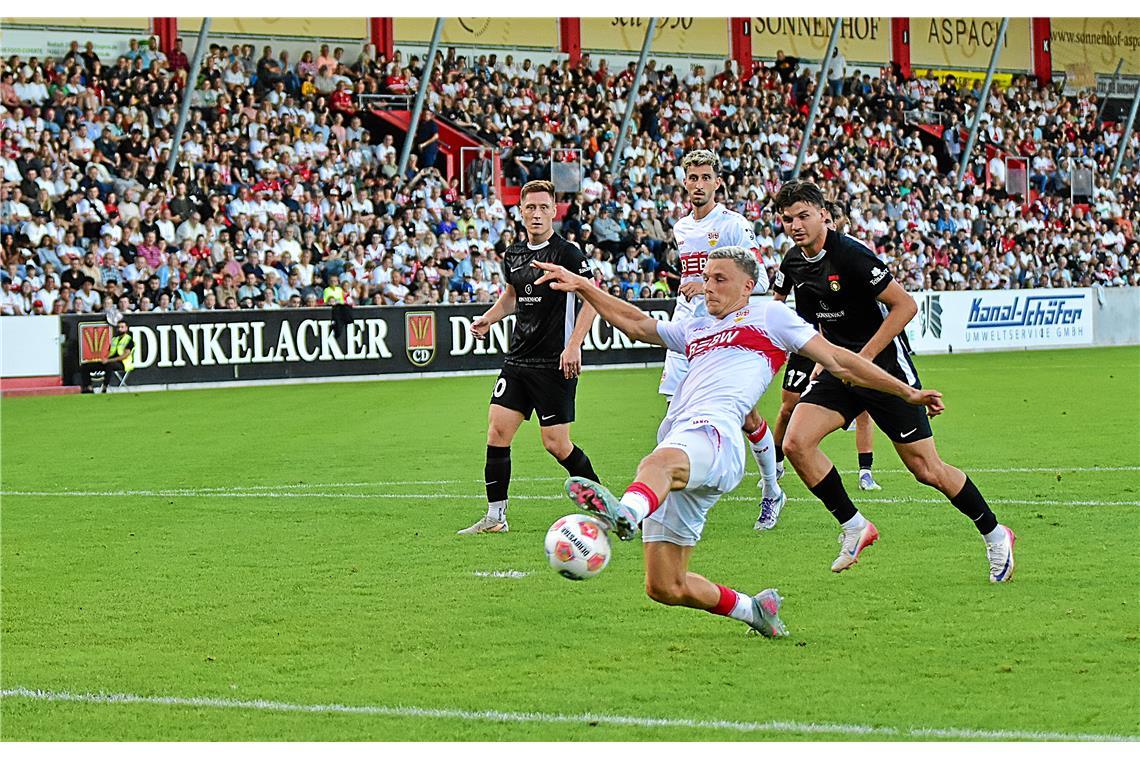 Yannik Keitel erzielt das 3:0 für den VfB.