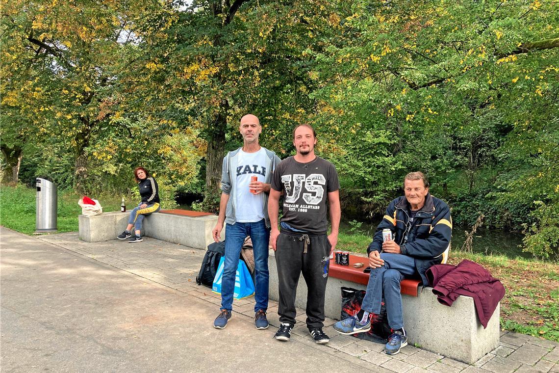 „Vor uns muss keiner Angst haben“ Yasmin, Anto, Daniel und Roland (von links) treffen sich häufig mit ihren Freundinnen und Freunden an der Oberen Walke. Aber nicht alle aus der Gruppe möchten auf dem Foto zu sehen sein. Viele haben Angst vor einer Stigmatisierung. Foto: privat