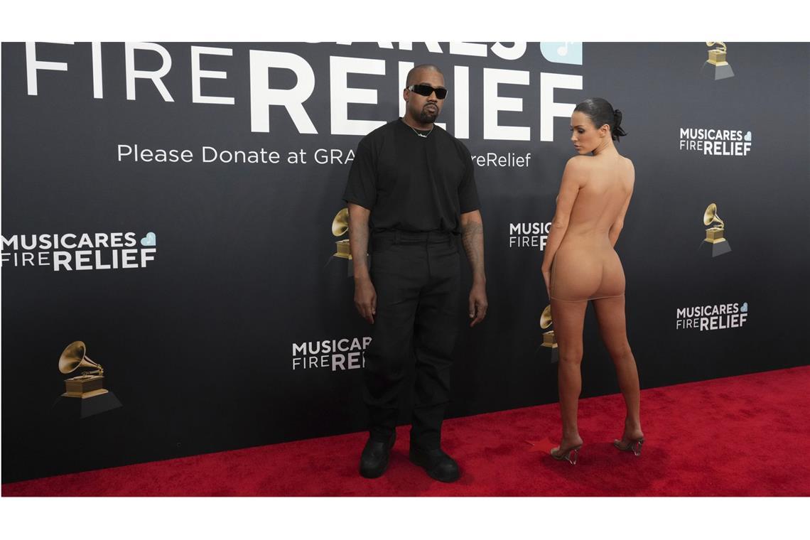 Was will das Naked Dress uns sagen? Ye alias Kanye West steht wie ein Leibwächter neben der auffällig unbekleidet wirkenden Bianca Censori bei den Grammys.
