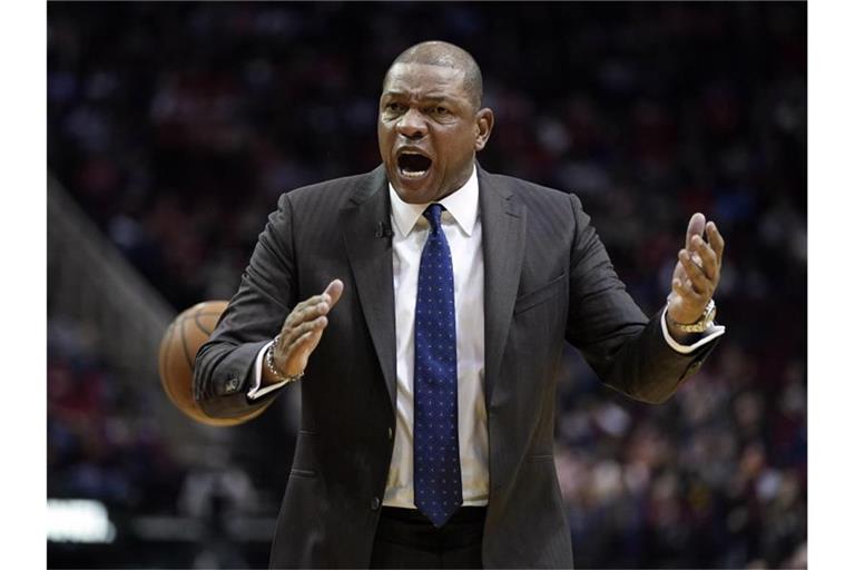 „Yeah, du kannst nirgendwo hingehen, ohne daran erinnert zu werden“, sagt Doc Rivers. Foto: David J. Phillip/AP/dpa