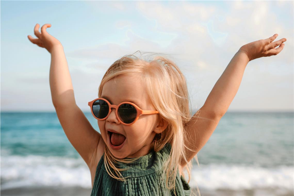 Ferien vom Kindergartenalltag Yeah, endlich Urlaub: Wie Erwachsenen und Schulkindern stehen auch Kindergartenkindern Ferien zu. Foto: Adobe Stock/Everst