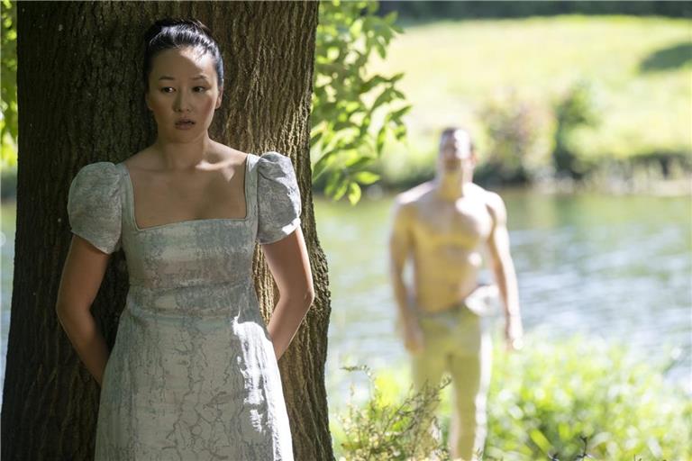 Yerin Ha als Sophie Baek und Luke Thompson als Benedict Bridgerton in Episode 3 der 4. Staffel "Bridgerton".