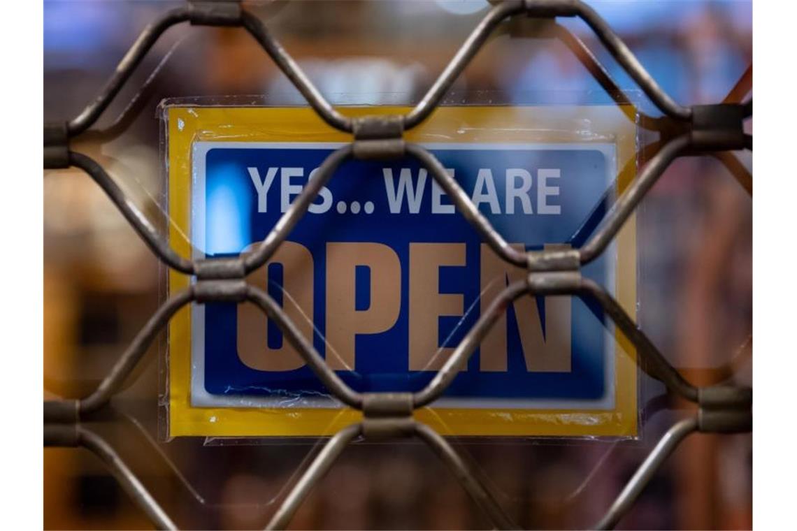 „Yes...we are Open“ ist an einem geschlossenen Geschäft zu sehen. Foto: Sven Hoppe/dpa/Symbolbild
