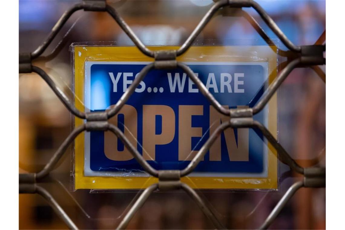 „Yes...we are Open“ steht an einem geschlossenen Geschäft. Foto: Sven Hoppe/dpa/Symbolbild