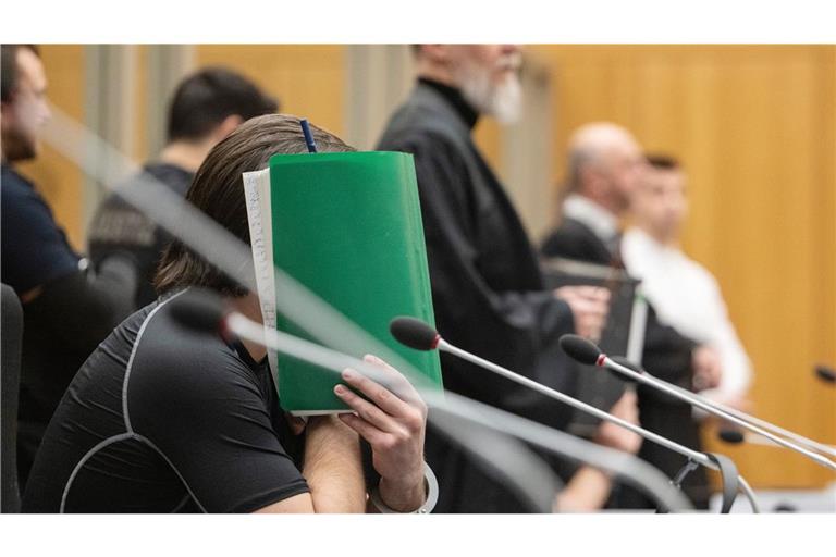 Yevhen B. hält sich beim Prozessauftakt vor dem Stuttgarter Oberlandesgericht eine Akten vor sein Gesicht: leicht und billig zu ersetzen.