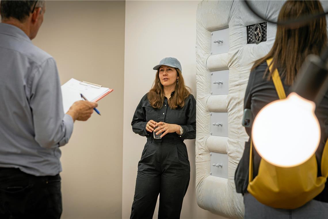 Eine künstlerische Reflexion über Industrie und Migration Yeşim Akdeniz führt durch die Ausstellung. Hier steht sie vor einem Teil ihrer Serie „Gute Nacht“. Auch Galerieleiter Martin Schick (links) macht sich bei dem Vorabrundgang Notizen. Foto: Alexander Becher