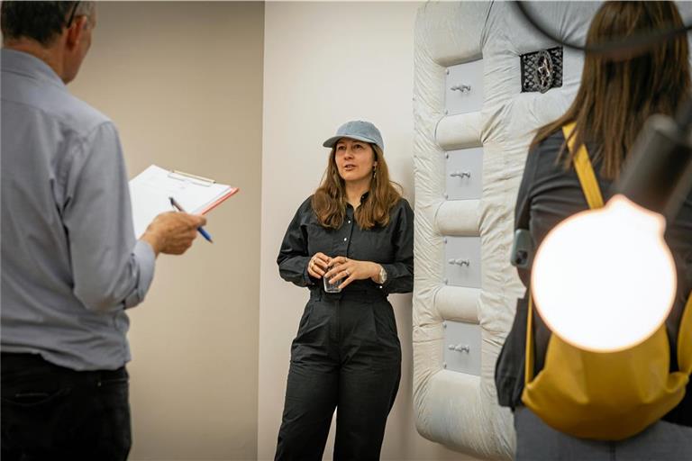 Yeşim Akdeniz führt durch die Ausstellung. Hier steht sie vor einem Teil ihrer Serie „Gute Nacht“. Auch Galerieleiter Martin Schick (links) macht sich bei dem Vorabrundgang Notizen. Foto: Alexander Becher