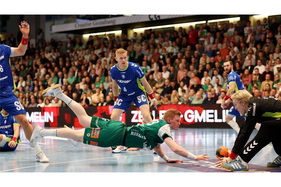 Göppinger Handballer bekommen Grenzen aufgezeigt Ymir Gislason scheitert an VfL-Keeper Bertram Obling.