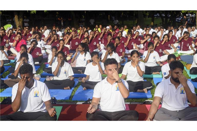 Yoga hat seine Wurzeln in Indien und ist dort in seiner modernen Form auch heute eine Massenbewegung..