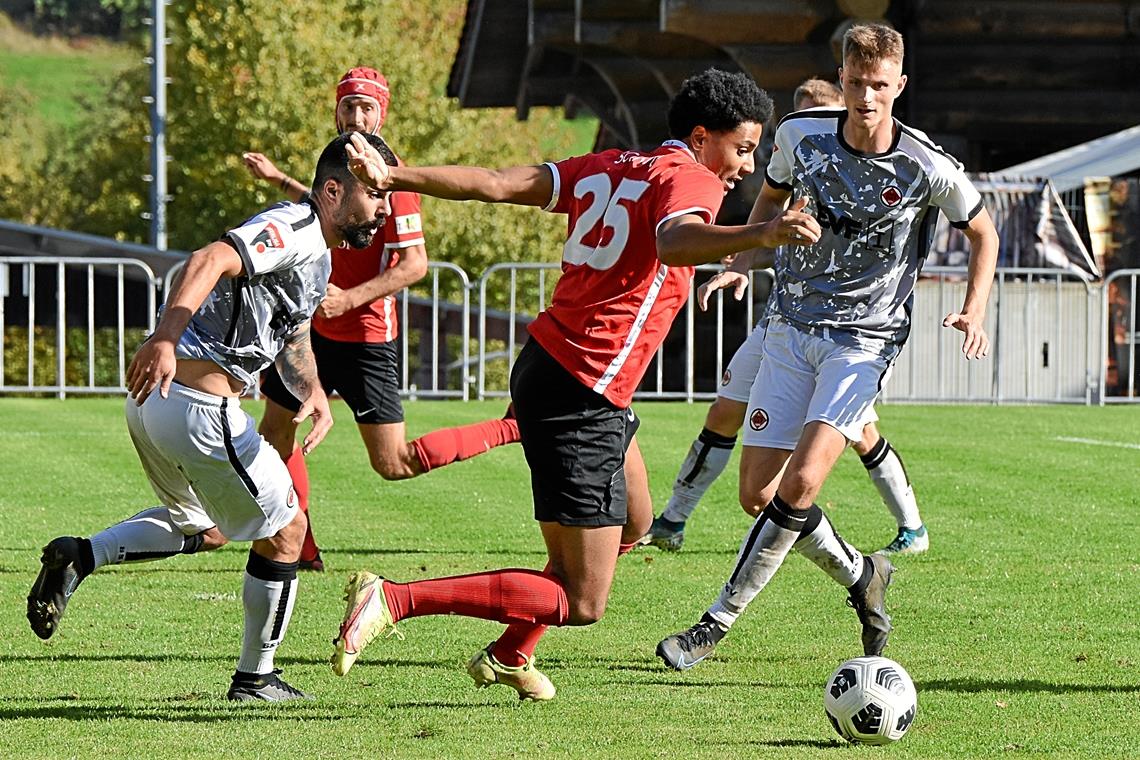SG Sonnenhof Großaspach ist wieder erster Kickers-Jäger Yomi Scintu (Mitte) und seine SG-Kollegen ließen die Gäste aus Göppingen in den entscheidenden Momenten stehen. Foto: Tobias Sellmaier