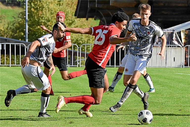 Yomi Scintu (Mitte) und seine SG-Kollegen ließen die Gäste aus Göppingen in den entscheidenden Momenten stehen. Foto: Tobias Sellmaier