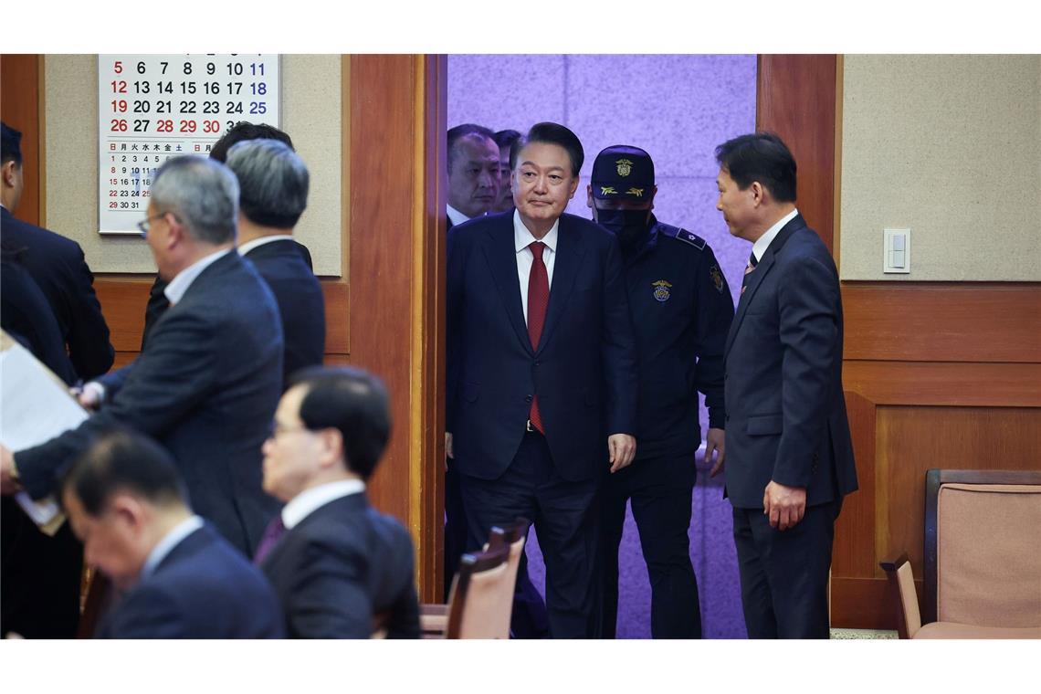 Südkoreas suspendierter Präsident erklärt sich vor Gericht Yoon bestritt den zentralen Vorwurf, er habe dem Militär während der Nacht des 3. Dezembers befohlen, Abgeordnete aus dem Parlament zu zerren, um eine Abstimmung gegen sein Kriegsrechtsdekret zu verhindern.