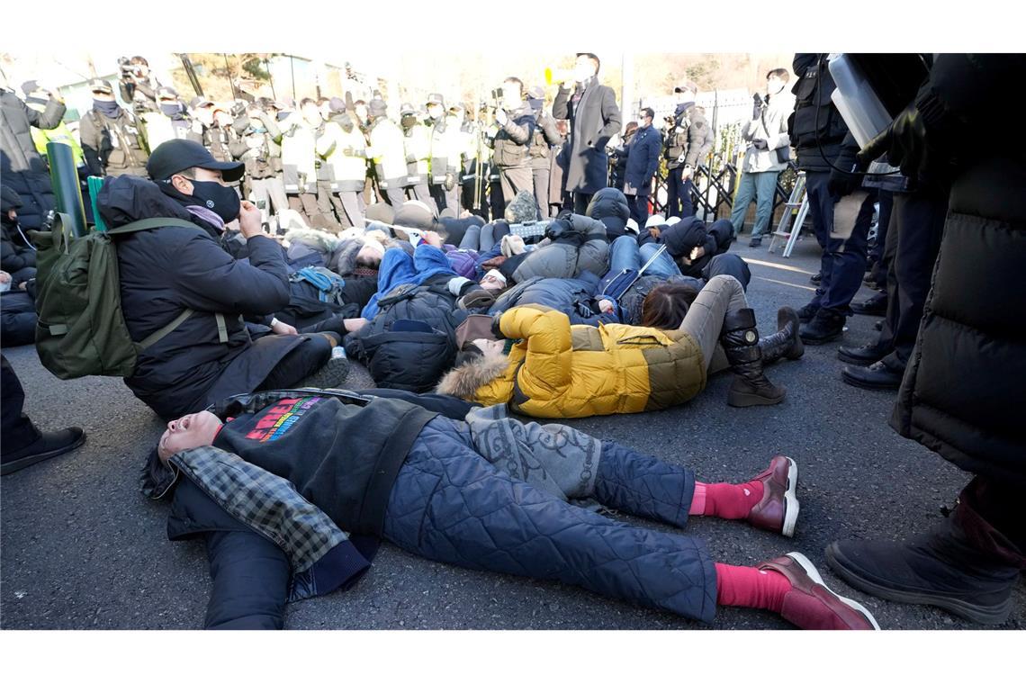 Südkorea: Anhänger Yoons wollen Festnahme verhindern Yoon hatte seinen Anhängern versprochen, "bis zum Ende" für die Sicherheit des Landes zu kämpfen.