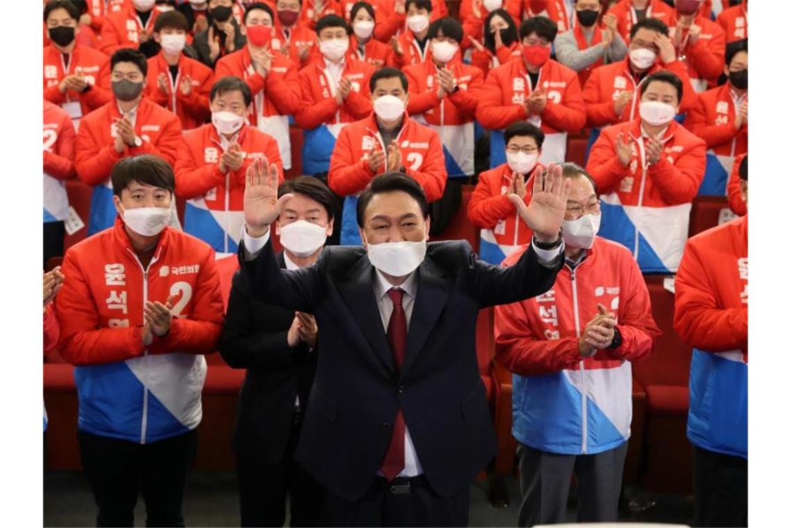 Große Herausforderungen für Südkoreas neuen Präsidenten Yoon Suk Yeol hat sich gegen den Kandidaten der Mitte-Links-Regierungspartei durchgesetzt. Foto: -/YNA/dpa