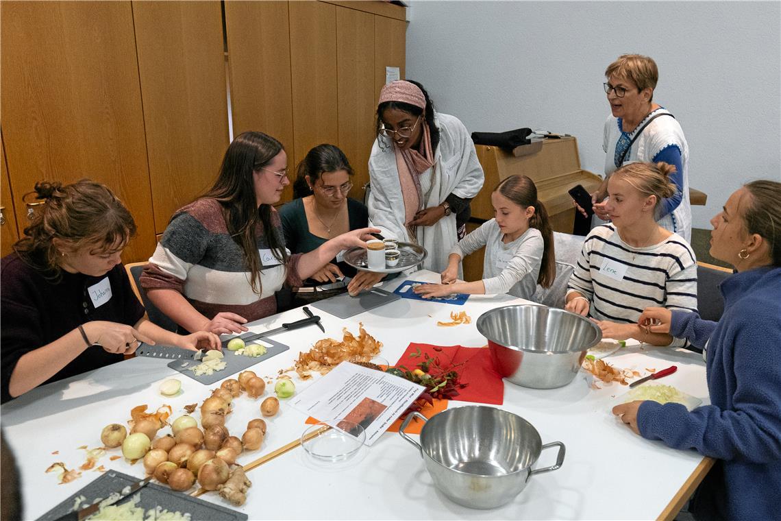Yordanos serviert den fleißigen Zwiebelschnipplerinnen äthiopisch zubereiteten Kaffee. . Foto: Alexander Becher