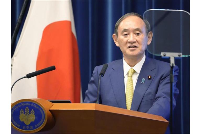 Yoshihide Suga spricht auf einer Pressekonferenz. Japans scheidender Ministerpräsident hat sein Kabinett aufgelöst und damit den Weg für die Wahl Fumio Kishidas zum Nachfolger freigemacht. Foto: -/kyodo/dpa